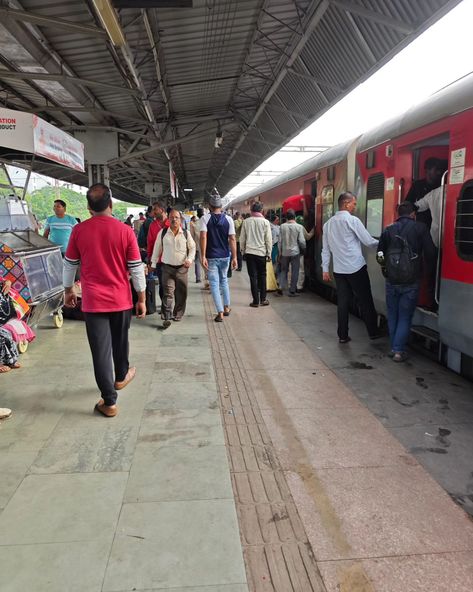 Train 22975 Ramnagar Sf Express ✅🙋‍♂️ Photoshoot 📷 Surat Railway station 🚏 ✅ . . Follow For More 🙋‍♂️ Best Photo Railphotography ✅ #bandra #Ramnagar #surat #mumbai #pune #india #IndependenceDay #jammu #Howrah #Bihar #patna #jaipur #amalsad #Kerala #tamil #karnataka #viralpost2024 #post #instagood #photography #photooftheday #explorepage Surat Railway Station, Railway Station, Best Photo, Pune, Kerala, Jaipur, Follow For More, Mumbai, Cool Photos