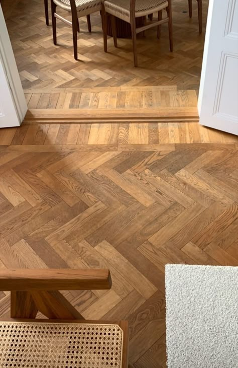 Parquet Flooring Dining Room, Coin Floor, Parket Floor, Oak Herringbone Floor, Classic Wood Floors, Wood Floor Design, Glass Dining Room Table, Herringbone Wood Floor, Timeless Interiors