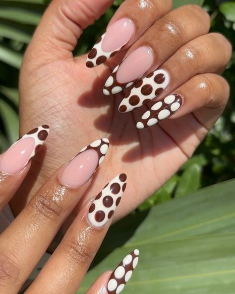 tianna. 🦋 on Instagram: "🟤⚪️🟤⚪️🟤⚪️🟤

#nails #dallasnails #dfwnails #fallnails #brownnails #abstractnails #frenchnails #polkadotnails #naildesign #nailporn #nailsofinstagram #offwhitenails #nudenails" Dot Acrylic Nails, Polka Dot Acrylic Nails, Fall French Tips, Fall French Tip, Brown Nail Designs, Classic Manicure, Sophisticated Manicure, Chic Manicure, Brown Nail