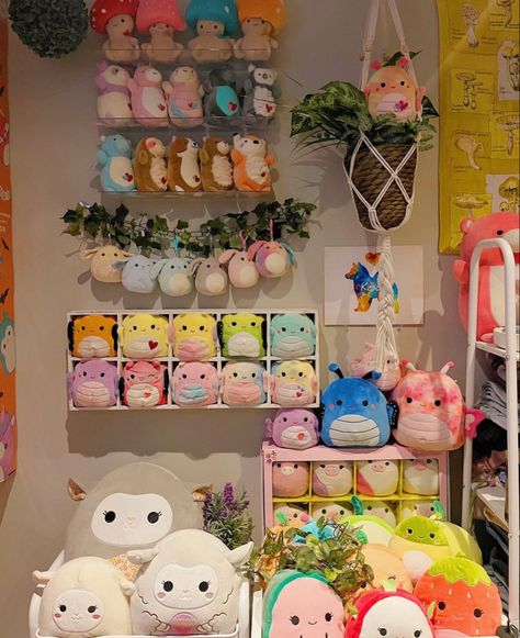 Plush Shelf Ideas, Squishmallows Shelf, Plush Collection Display, Squishmallows Organization, Squishmallow Net, Jellycat Display, Plushie Shelf, Plushie Storage, Squishmallow Room