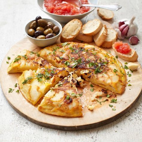 Tapas recipes Easy Tortilla Recipe, Potato Omelette, Spanish Tortilla, Tapas Party, Spanish Omelette, Tapas Dishes, Tapas Recipes, Bar Food, Bbc Food