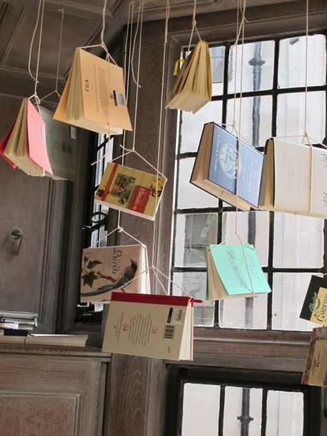 hanging books. Book Store Shelves Design, Shop Hanging Display, Book Art Display, Fall Bookstore Window Display, Library Exhibition Ideas, Book Display Store, Hanging Window Display, Hanging Photo Backdrop, Hanging Book Pages