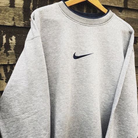 Sweatshirts Nike, Vintage Nike Sweatshirt, Retro Nike, Tokyo Street Fashion, Cute Lazy Outfits, Grunge Look, Nike Vintage, Lazy Outfits, Vintage Hoodies