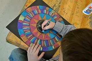 art lesson-Aztec calendar Easy Kindergarten Art, Multi Cultural Art, Fantasy Angel, Kindergarten Art Projects, 2nd Grade Art, 4th Grade Art, 5th Grade Art, 3rd Grade Art, Mandalas Drawing