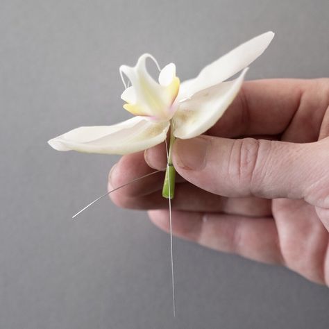 HOW I MADE IT : How to Wire a Phalaenopsis Orchid Bloom Orchid Corsage, Diy Orchids, Orchid Boutonniere, Orchid Corsages, Modern Bouquet, Expressions Of Love, Diy Paper Flowers, Corsage Pins, Body Adornment