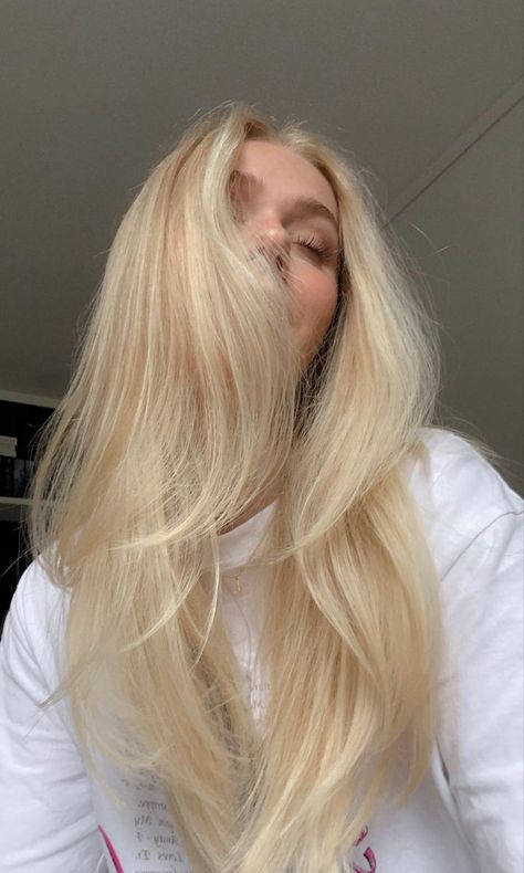 layers blonde highlights hairstyle frisyre hår scandinavian volume volum copenhagen stockholm sthlm aesthetic Volume Blonde Hair, Long Hair Aesthetic Blonde, Scandinavian Blonde Highlights, Blonde Hair Scandinavian, Pretty Blonde Girl Aesthetic, Honey Vanilla Blonde Hair, Dream Hair Blonde, Vanilla Girl Hair, Blond Dyed Hair