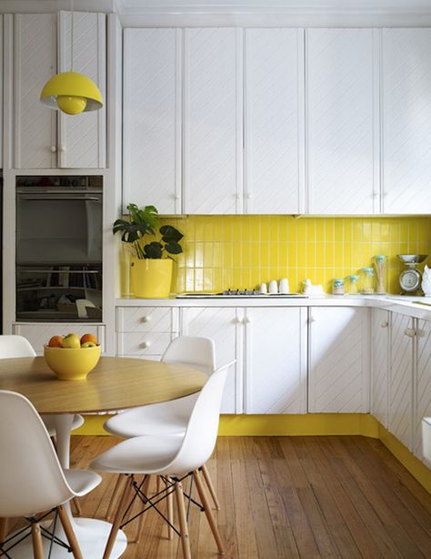 This kitchen is contemporary, sleek and washed in a welcoming pop of color. Hiasan Dalaman Dapur, Idea Dapur, Dapur Moden, Reka Bentuk Dapur, Rumah Moden, Hiasan Dalaman Rumah, Reka Bentuk Dalaman, Mid Century Modern Room, Interior Dapur