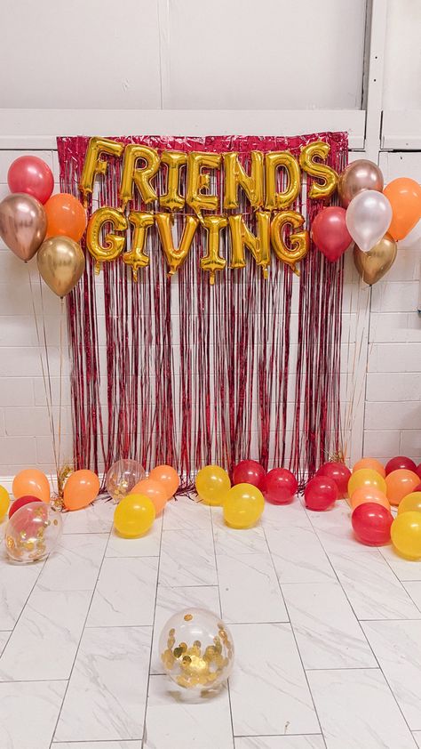 Friendsgiving Ideas Photobooth, Friend Giving Decor, Cousingiving Ideas, Friendsgiving Ideas Outdoor, Friends Giving Backdrop, Momsgiving Party, Friendsgiving Backdrop Ideas Diy, Thanksgiving Potluck Decor, Friends Giving Party Ideas