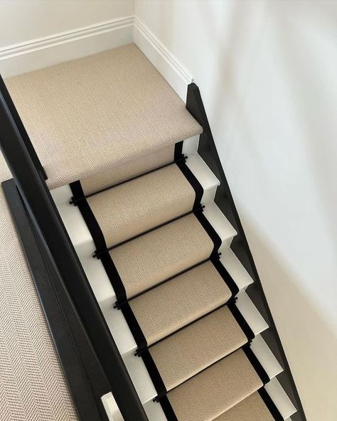 Stairrods UK Ltd | Wonderful install but @jh_carpet_fitter. They fitted our Jubilee Stairrods with a Bespoke Landing & Stair Runner. ✨ Carpet -… | Instagram Stair Landing Decor, Hallway Wall Colors, Staircase Carpet Runner, Beige Hallway, Landing Decor, Rustic Hallway, Staircase Runner, Carpet Fitting, Hall Carpet