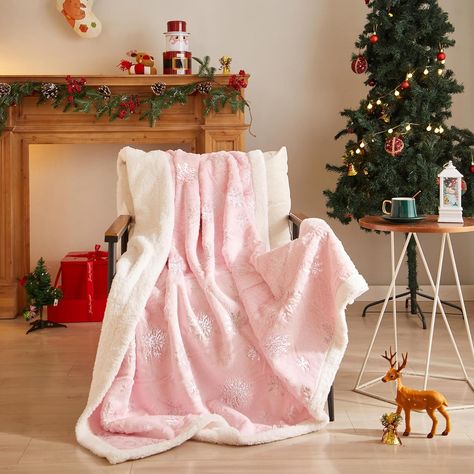 Soft and Cozy: Our throw blanket is made with premium microfiber material. The polyester blanket with faux fur ensures you extra softness and coziness. The stitches are tight, durable enough for long time use. The fluffy blankets will provide you with comfort and relaxation when you come home from a day of study or work. Pink Christmas Blanket, Pink Picnic, Blankets For Couch, Cozy Christmas Decor, Travel Blanket, Cute Blankets, Pink Blanket, Microfiber Blanket, Winter Blankets