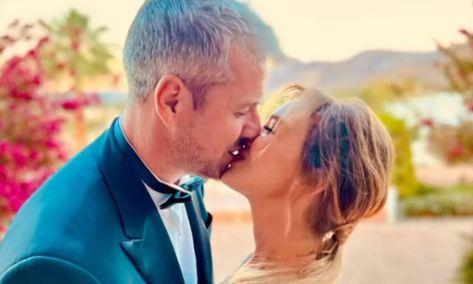 Renee Zellweger and Ant Anstead wowed fans with a PDA packed wedding photo confirming they're still very much in love Ant Anstead, Wedding Reveal, Renée Zellweger, Celebrity Bride, Jonathan Scott, Surprise Wedding, Renee Zellweger, Intimate Photos, Wedding Kiss