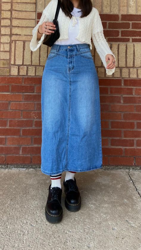 Denim Midi Skirt Outfits, Short Jean Skirt Outfits Fall, Jean Skirt Outfit Ideas, Denim Long Skirt Outfit, Short Jean Skirt Outfits, Jean Skirt Outfits Fall, Librarian Core, Mission Fits, Outfit Denim Skirt