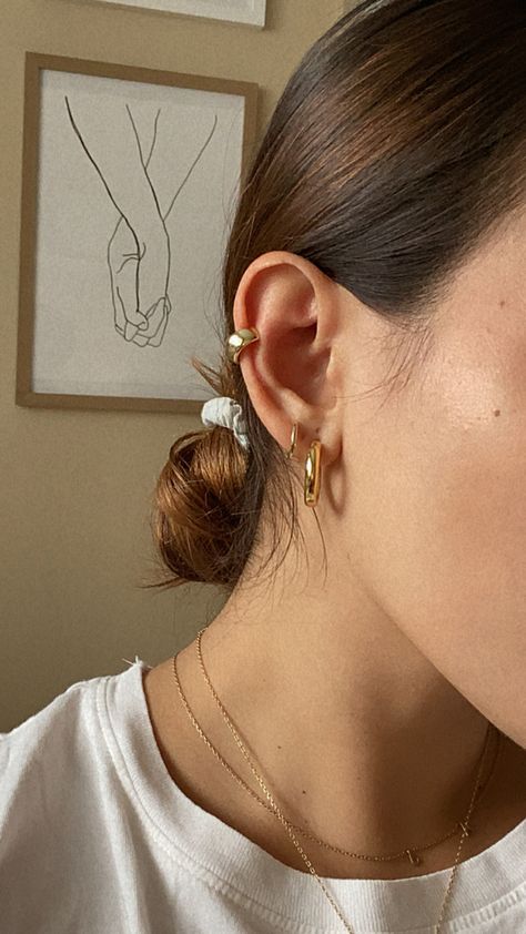 Gold Earrings Inspiration, Gold Hoop Ear Stack, Gold Earrings Style, Hold Hoops Aesthetic, Old Money Ear Piercings, Gold Earrings Two Holes, Gold Jewelry Piercing, Chunky Hoop Earring Stack, Classy Earrings Gold