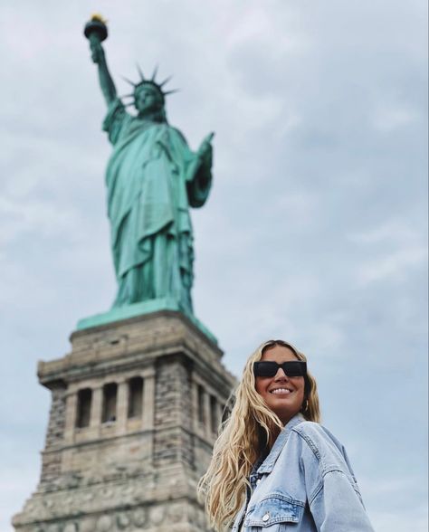 Statue Of Liberty Photoshoot, Poses For New York, Statue Of Liberty Instagram Pics, Ny Instagram Pics, Statue Of Liberty Picture Ideas, Statue Of Liberty Photo Ideas, Nyc Poses, New York Picture Ideas, Nyc Picture Ideas