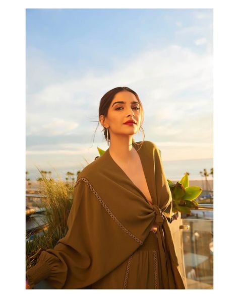 Sonam Kapoor Fashion, Indian Film, Indian Bridal Fashion, Sonam Kapoor, Film Actress, Indian Movies, Kareena Kapoor, Crop Top Outfits, Layer Dress