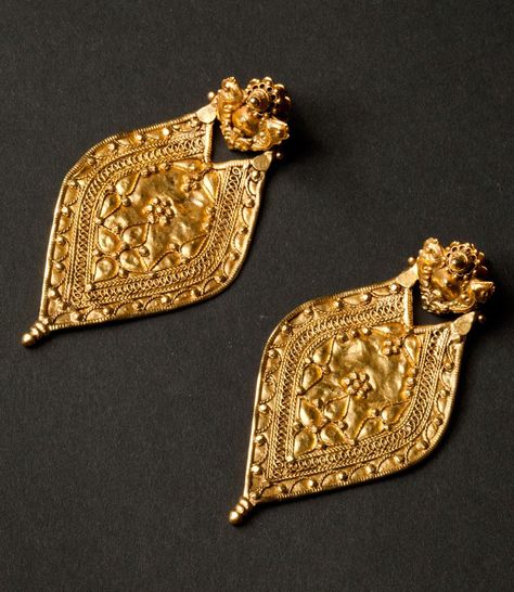 Middle East Jewelry, Dubai Gold Jewelry, 22k Gold Earrings, Ancient Jewellery, Jewellery Design Sketches, Antique Jewellery Designs, Antique Jewelry Indian, North India, India Jewelry