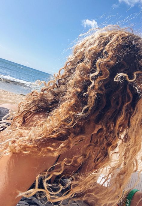 Hawaii Hairstyles, Blond Curly Hair, Girl At The Beach, Blonde Curly Hair, Inspo Pics, Curly Girl Hairstyles, Long Locks, French Polynesia, Hair Photo