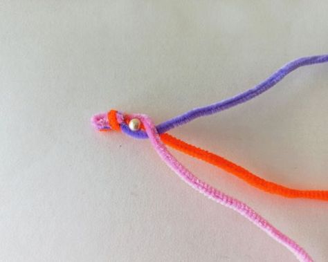 DIY Pipe Cleaner Bracelets – Easy Friendship Bracelets with Beads - Easy Crafts For Kids Easy Friendship Bracelets Tutorial, Pipe Cleaner Bracelets, Easy Friendship Bracelets, Bracelets With Beads, Birthday Party Activity, Friendship Bracelets Easy, Bracelets Tutorial, Bracelets Easy, Diy Pipe