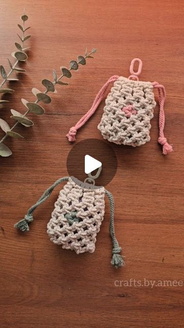 Macrame Pouch Bag, Diy Macrame For Beginners, Macrame Pouch Tutorial, Macrame Mini Bag, Macrame Gift Ideas, Keychain Diy Easy, Macrame Pouch, Crochet Mini Pouch, Macrame Gifts