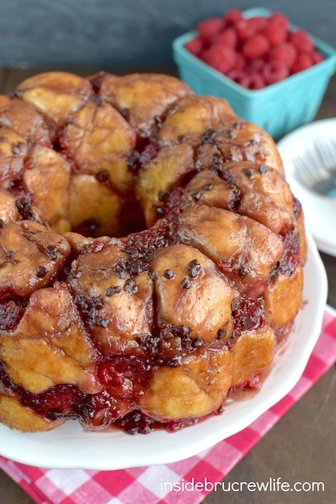 Monkey Bread Recipe Easy, Bread Cinnamon, Breakfast Coffee Cake, Raspberry Chocolate Chip, Cherry Crisp, Raspberry Chocolate, Fresh Raspberries, Easy Coffee, Monkey Bread