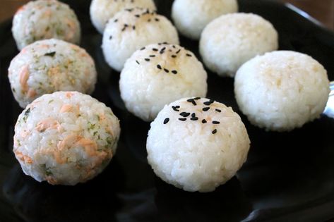 Japanese Stuffed Rice Balls, Step by Step Rice Balls Onigiri, Stuffed Rice Balls, Japanese Appetizers, Making Rice, Sushi Recipes Homemade, Making Sushi, Chicken Balls, How To Make Sushi, Sushi Recipes