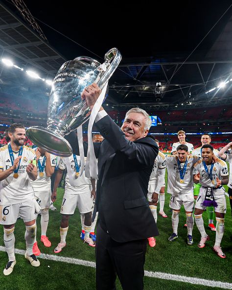 𝘾𝙃𝘼𝙈𝙋𝙄𝙊𝙉𝙎 🏆👑 #𝙃𝙖𝙡𝙖𝙈𝙖𝙙𝙧𝙞𝙙 Real Madrid Win, Carlo Ancelotti, كريستيانو رونالدو, Soccer Pictures, Uefa Champions League, Fc Barcelona, Soccer Players, Champions League, Cristiano Ronaldo