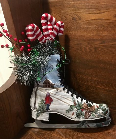 Painted Ice Skates, Christmas Skates, Painted Boots, Christmas Skating, Christmas Ice Skates, Christmas Boots, Christmas Gifts To Make, Pallet Christmas, Christmas Decorations Wreaths