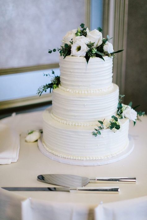 Emerald And White Wedding Cake, Cake Designs Emerald Green, White And Emerald Green Wedding Cake, Cake With Greenery Simple, Emerald Green Wedding Cake Ideas, Wedding Cakes Emerald Green, Wedding Cake Frosting Design, Wedding Cake With Emerald Green, Emerald And White Wedding