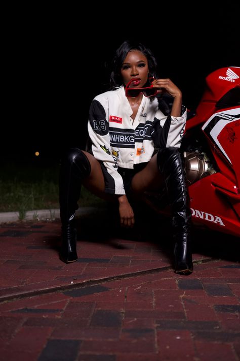 Race Car Theme Photo Shoot, Harley Motorcycle Photoshoot Women, Motorbike Photoshoot Women, Racetrack Photoshoot, Bike Photoshoot Ideas, Race Car Photoshoot, Motorcycle Photoshoot Women, Photoshoot Motorcycle, Motorsport Aesthetic