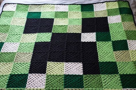 I recently made this Minecraft Creeper blanket for one of my favorite boys who just turned 9!  He's the biggest Minecraft fan I know! Minecraft Irl, Minecraft Crochet Patterns, Minecraft Patterns, Minecraft Blanket, Minecraft Diy Crafts, Minecraft Crochet, Nerdy Crochet, Minecraft Bedroom Decor, Minecraft Gifts