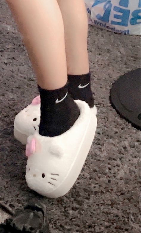 Hello Kitty Slippers Forever 21, Hello Kitty Slippers, Slippers Outfit, Kitty Items, Christmas Inspo, Hello Kitty Items, Dream Clothes, Forever 21, Hello Kitty