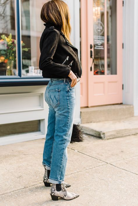 WESTERN BOOTIES + MOM JEANS (OR...BOYFRIEND JEANS, FOR THE HATERS) | Western booties may just be the shoe to take us into Spring & rock in the Summer — wear 'em with mom jeans, boyfriend jeans & non-skinny denim...yes! #TheMomEditStyle #CuteCowgirlBoots #WesternBootsSummer #WesternBootsWomen #CowgirlBootsAndJeans  #MomJeans #MotoJacket #eBay #FryeWesternBoots #SamEdelmanBoots #PaigeWesternBooties #JeffreyCambellBoots #MotherDenim #BoyfriendJeans #GirlfriendJeans #RagAndBone Cowboy Booties Outfit, Western Booties Outfit, Cropped Jeans Outfit, Botas Western, Style Année 90, Mom Edit, Looks Jeans, Jeans Outfit Winter, Look Jean