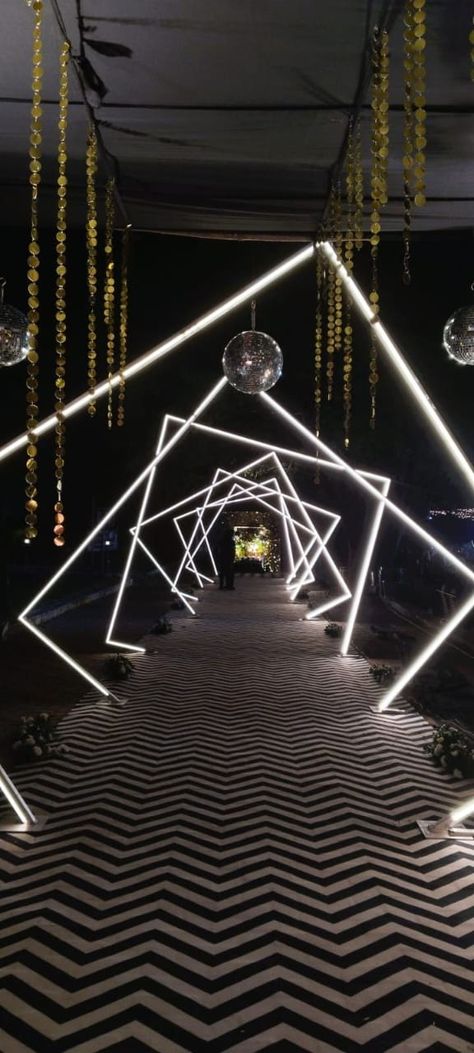 Event Entrance Design Ideas, Event Entry Design, Corporate Event Table Decor, Disco Entrance, Event Entrance Decor, Festa All Black, Event Entrance Design, Event Entry, Prom Backdrops