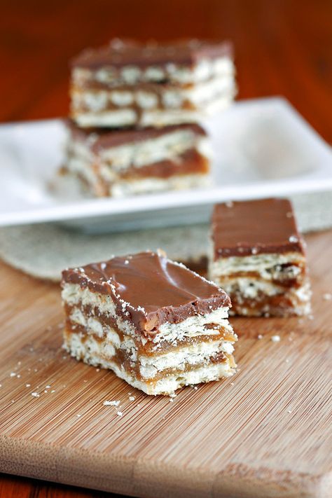 Let's Dish Recipes: CHOCOLATE CARAMEL CRUNCHERS #dessert #recipe #chocolate #caramel #crunchers Crunchers Recipe, Club Cracker, Homemade Candy Bars, Candy Bar Recipe, Twix Bar, Caramel Crunch, Homemade Candies, Chocolate Caramel, Eat Dessert