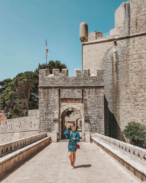 Split vs Dubrovnik: Which City Should You Visit? • andoreia Easy Photo Poses, Photo Poses For Women, Poses For Women, Plitvice National Park, Dubrovnik Old Town, Krka National Park, Plitvice Lakes National Park, Visit Croatia, Stylish Photo