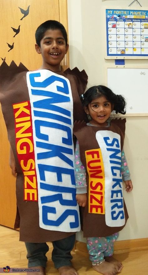 Swati: My 6 yr old and 3 yr old are wearing king size and fun size SNICKERS candy bar costume. Made out of felt . Cut and hot glued to size. Candy Bar Costume Diy, Candy Bar Halloween Costume, Candy Bar Costume, Halloween Candy Costumes, Nicu Halloween, Rio Carnival Costumes, Nicu Crafts, Candy Costume, Christmas Parade Floats