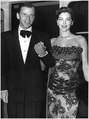 Ava Gardner and Frank Sinatra. Ava Gardner Frank Sinatra, Chic Vintage Bride, Klasik Hollywood, Jane Russell, Hollywood Couples, Gene Kelly, Mae West, Design Moda, Ava Gardner