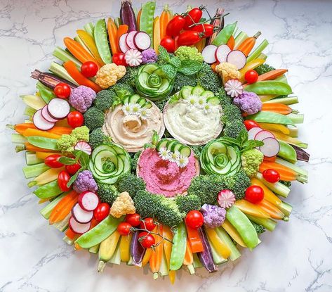 Hawaiian Veggie Tray, Round Veggie Platter, Round Veggie Tray, Bridal Shower Vegetable Tray Ideas, Luau Charcuterie Board Ideas, Beautiful Veggie Tray, Vegetable Boards, Crudites Board, Veggie Platter Display