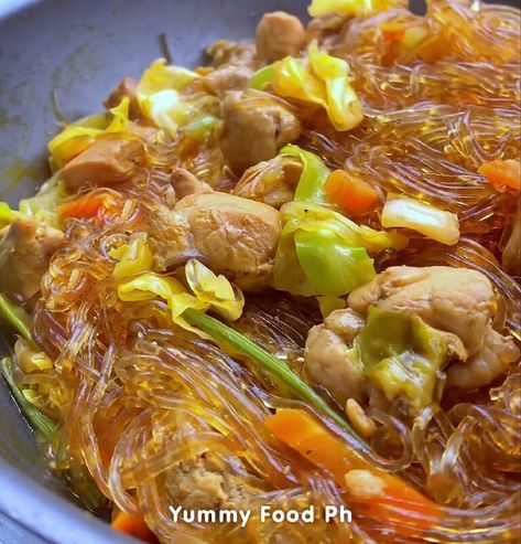 This chicken pancit sotanghon guisado recipe uses bite-sized chicken, with or without bone. It's a wonderful Filipino food recipe that's really easy to make. Pancit Sotanghon Recipe, Chicken Bones Recipes, Pinoy Recipes Easy, Garlic Sotanghon Recipe, Pancit Guisado Recipe Filipino Food, Pancit Sotanghon Guisado, Pancit Guisado Recipe, Chicken Pancit Recipe Filipino, Chicken Guisado