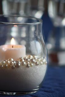 Sand (or sugar), faux pearls, & a 3" candle. An easy DIY wedding centerpiece idea. ขวดโหล Mason Jar, Pearl Centerpiece, Centerpiece Diy, Tafel Decor, Wedding Centerpiece, Bridal Shower Theme, Deco Table, Winter Theme, Wedding Shower