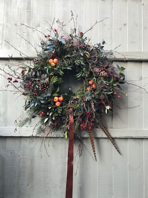 Advent Wreath Door, Dried Flowers Christmas Wreath, Scandanavian Christmas Wreath, Foliage Wreath Christmas, Rustic Door Wreaths, Foraged Winter Wreath, Christmas Wreath Rustic, Advent Door Wreath, English Christmas Wreath