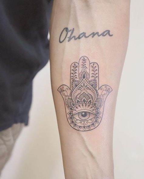 Hamsa Tattoo Design Men, Hamsa Hand Tattoo Men, Hamza Hand Tattoo, Hamsa Tattoo Men, Fatima Hand Tattoo, Tattoos Ideas For Men, Tattoo Main, Hamsa Tattoo Design, Hamsa Hand Tattoo