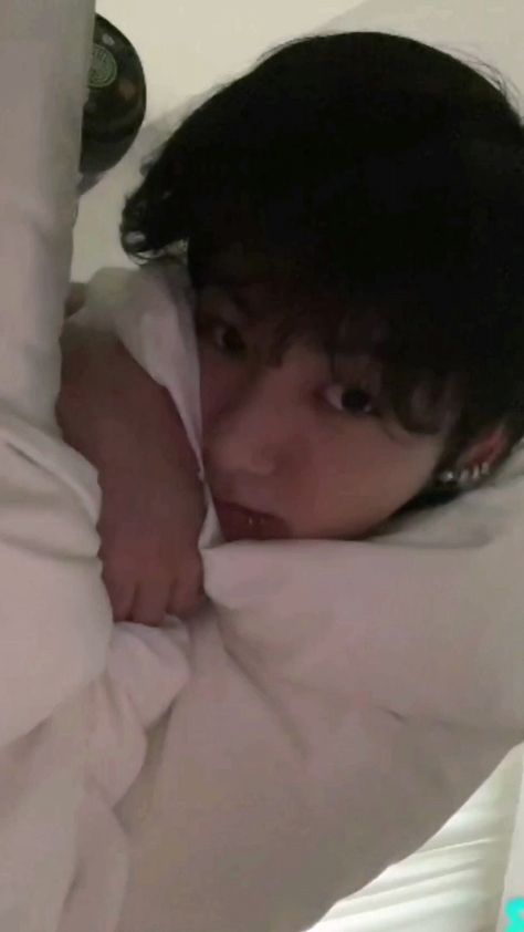 Jungkook Sleeping Wallpaper, Taehyung In Bed, Jungkook Sleeping Pics, Jungkook Sleeping Live, Jungkook In Bed, Sleepy Jungkook, Jungkook Sleeping, Jungkook Pictures, Bed Selfie