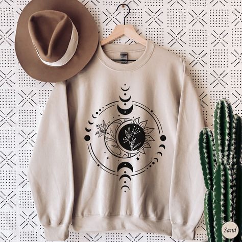 Mystic Moon And Sun Sweatshirt, Boho Sun and Moon Shirts, Mystical Moon Phase Sweater, Moon Phase Sun Hoodie, Celestial Moon Sweatshirt, Spiritual Sweatshirt, Astrology Clothing ✧ SIZING ✧ ⋒ Please check our size chart before placing an order. ⋒ If you want an oversized look, pick a sweatshirt that is 2 sizes larger than your usual size. ✧ IMPORTANT NOTE: We try to depict all shirt and design colors as close to the original as possible but depending on your screen settings or the shirt color you Circuit Sweatshirt Ideas, Cricut Sweatshirt Ideas Women, Cricut Tshirt Ideas For Women, Cricut Hoodie Ideas, Cute Sweatshirt Designs, Vinyl Sweatshirt Ideas, Cricut Sweatshirt Ideas, Sweatshirt Design Ideas, Kou Diabolik Lovers