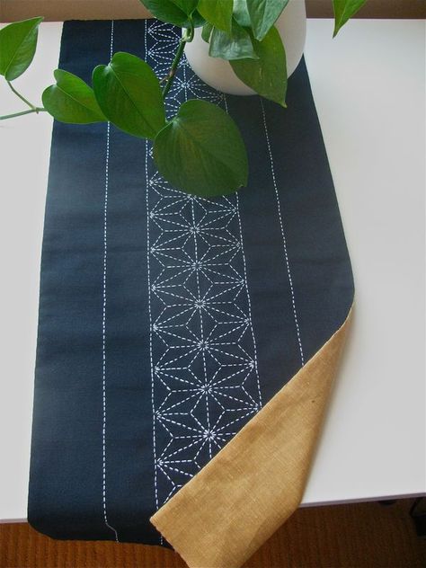 Sashiko Tutorial, Boro Stitching, Sashiko Pattern, Japanese Quilts, Sashiko Embroidery, Japanese Embroidery, Quilted Table Runners, Japanese Crafts, Hand Embroidery Patterns