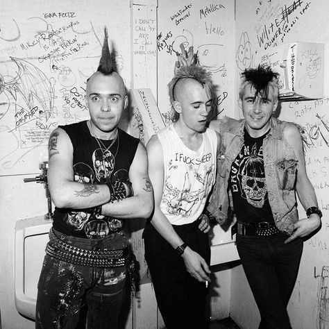 The Exploited in the bathroom at Hardtimes, 1985 The Exploited, The Stranglers, Punk Boy, 80s Punk, Scene Girl, Punk Culture, Mohawks, Diesel Punk, Punk Rock Bands