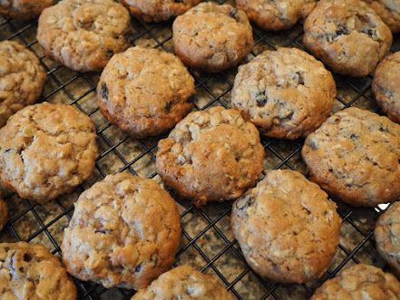 Low Cholesterol Oatmeal Cookies | Just A Pinch Recipes Lower My Cholesterol, Heart Healthy Recipes Cholesterol, Cholesterol Friendly Recipes, Low Cholesterol Diet Plan, Heart Healthy Desserts, Lowering Cholesterol, Biscuits Diététiques, Cholesterol Foods, Healthy Oatmeal Cookies