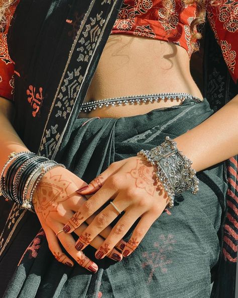 #hansikakrishnav #ethnicwear #saree Waist Chain Indian, Chains Aesthetic, Modern Henna Designs, Waist Jewelry, Photo Editing Vsco, Fashionable Saree Blouse Designs, Indian Saree Blouses Designs, Desi Fashion Casual, Fancy Jewellery Designs