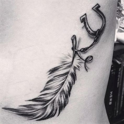 Feather Tattoo Simple, Tattoo Lower Back, Tattoo Indian, Horseshoe Tattoo, Indian Feather Tattoos, Horse Shoe Tattoo, Horse Tattoo Design, Cowgirl Tattoos, Shoe Tattoos