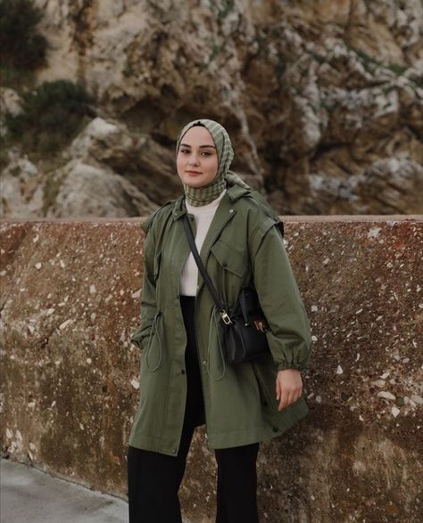 Olive Denim Jacket Outfit, Olive Green Hijab Outfit, Olive Green Jacket Outfit Winter, Green Coat Outfit Winter, Olive Jacket Outfit, Olive Green Jacket Outfits, Hijabi Casual, Green Coat Outfit, Olive Denim Jacket